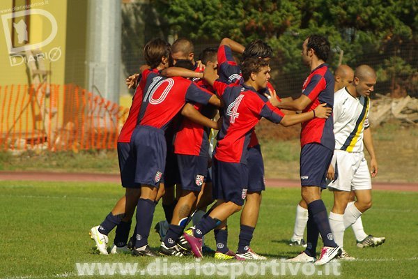Matteo Tedde e Matteo Bisogno abbracciano Vincenzo Pazzola dopo il suo gol Matteo Tedde e Matteo Bisogno abbracciano Vincenzo Pazzola dopo il suo gol